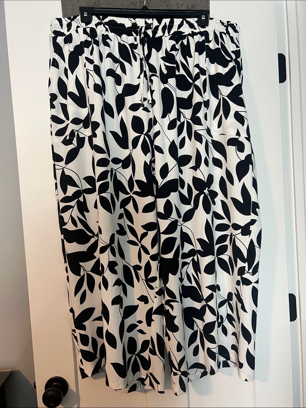 Black and White Leaf Print Elastic-Waist Women's Skirt